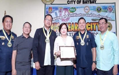 <p><strong>DRUG-CLEARED CITY.</strong> Baybay City Mayor Carmen Cari (3rd from right) receives the certificate from the Philippine Drug Enforcement Agency and Philippine National Police the certificate declaring the city as drug-free on Wednesday (March 28, 2018) <em>(Photo by R. T. Amazona)</em></p>